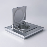 Розетка с заземлением с защитными крышкой и шторками Werkel серебряный W1171206